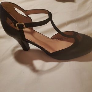Black closed toe sandal pump